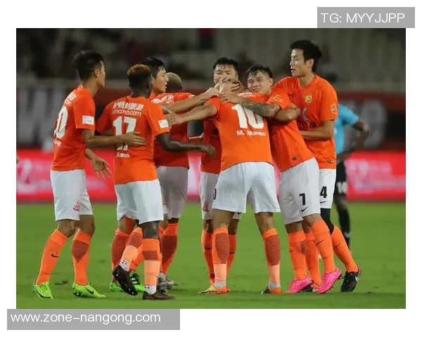足球明星头顶撞击对方球员引发赛场争议球迷热议事件背后真相 足球明星头顶撞击对方球员引发赛场争议球迷热议事件背后真相